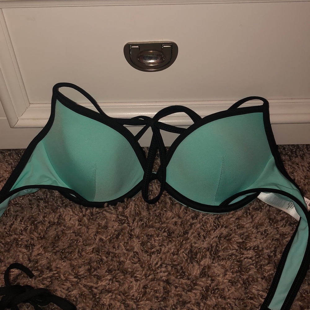 Bikini - Picture 2 of 5